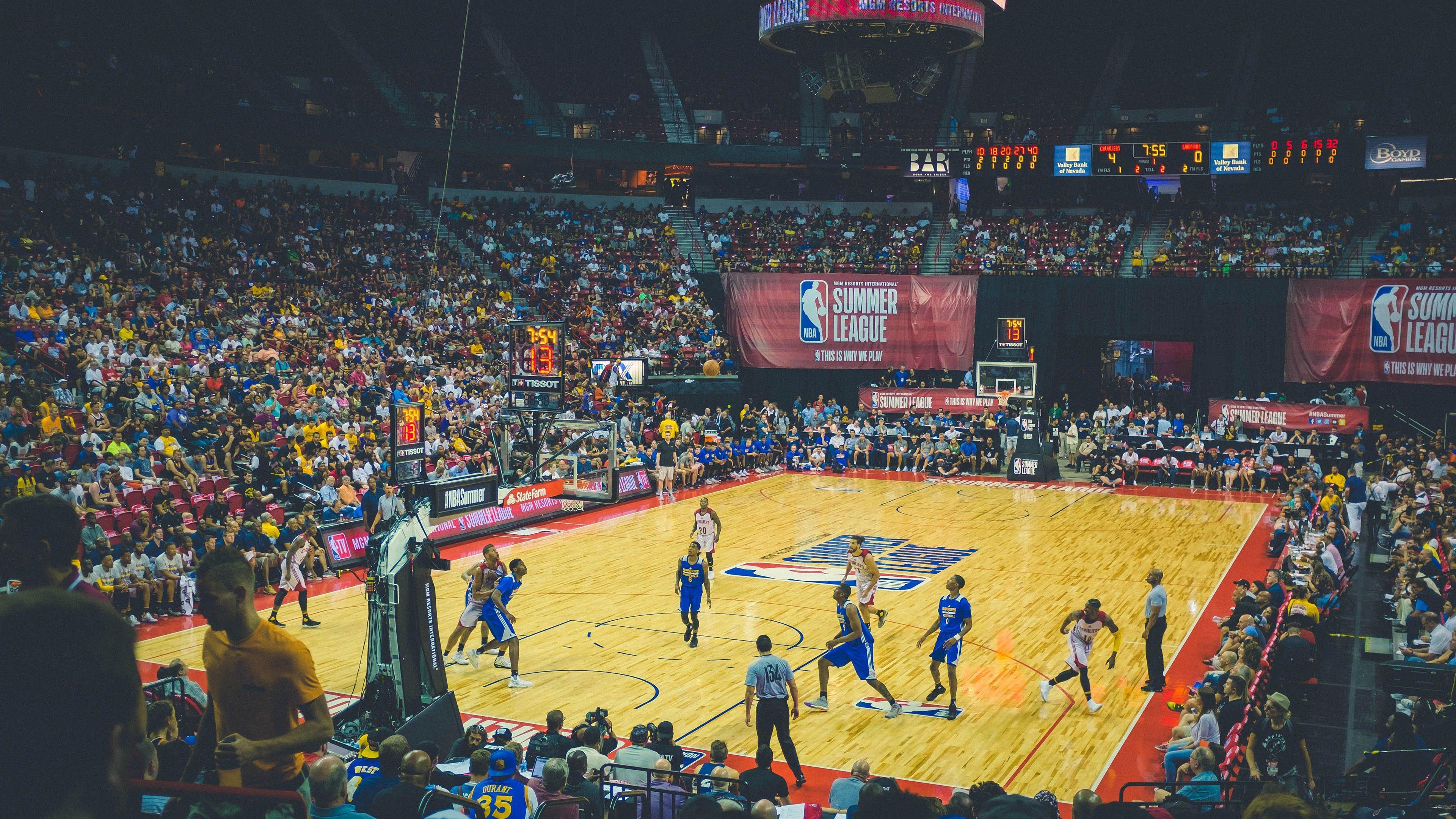 赛后温情时刻，C罗与本泽马老队友重逢拥抱致敬